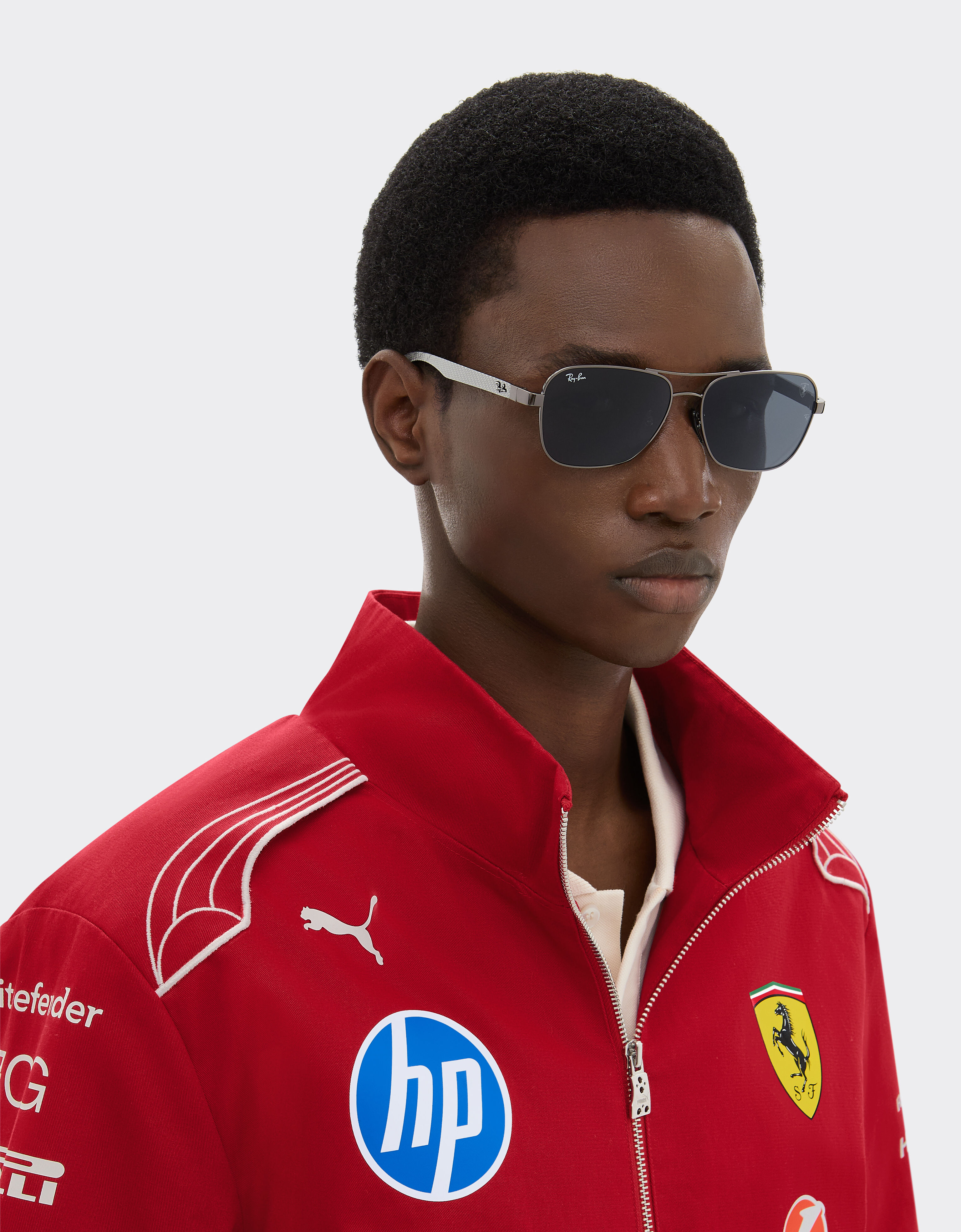Ferrari 雷朋与法拉利车队合作款 RB8336M 深灰色镜片枪灰色金属与浅色碳纤维太阳镜 Ingrid LA02Cf