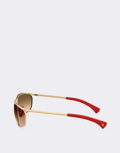 Ferrari Ray-Ban 与 Scuderia Ferrari 联名推出的 RB3819M 金色金属镜框搭配浅棕色渐变镜片 Oro LA0JQf