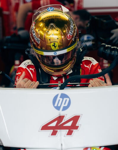 Ferrari Lewis Hamilton 1:1 Special Edition Helmet for the 2026 Singapore Grand Prix Multicolor LS0OT3065EXT0001f