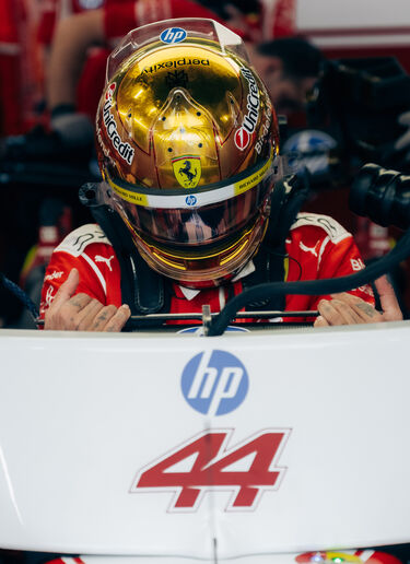Ferrari Lewis Hamilton 1:1 Special Edition Helmet for the 2026 Singapore Grand Prix Multicolor LS0OT3065EXT0001f