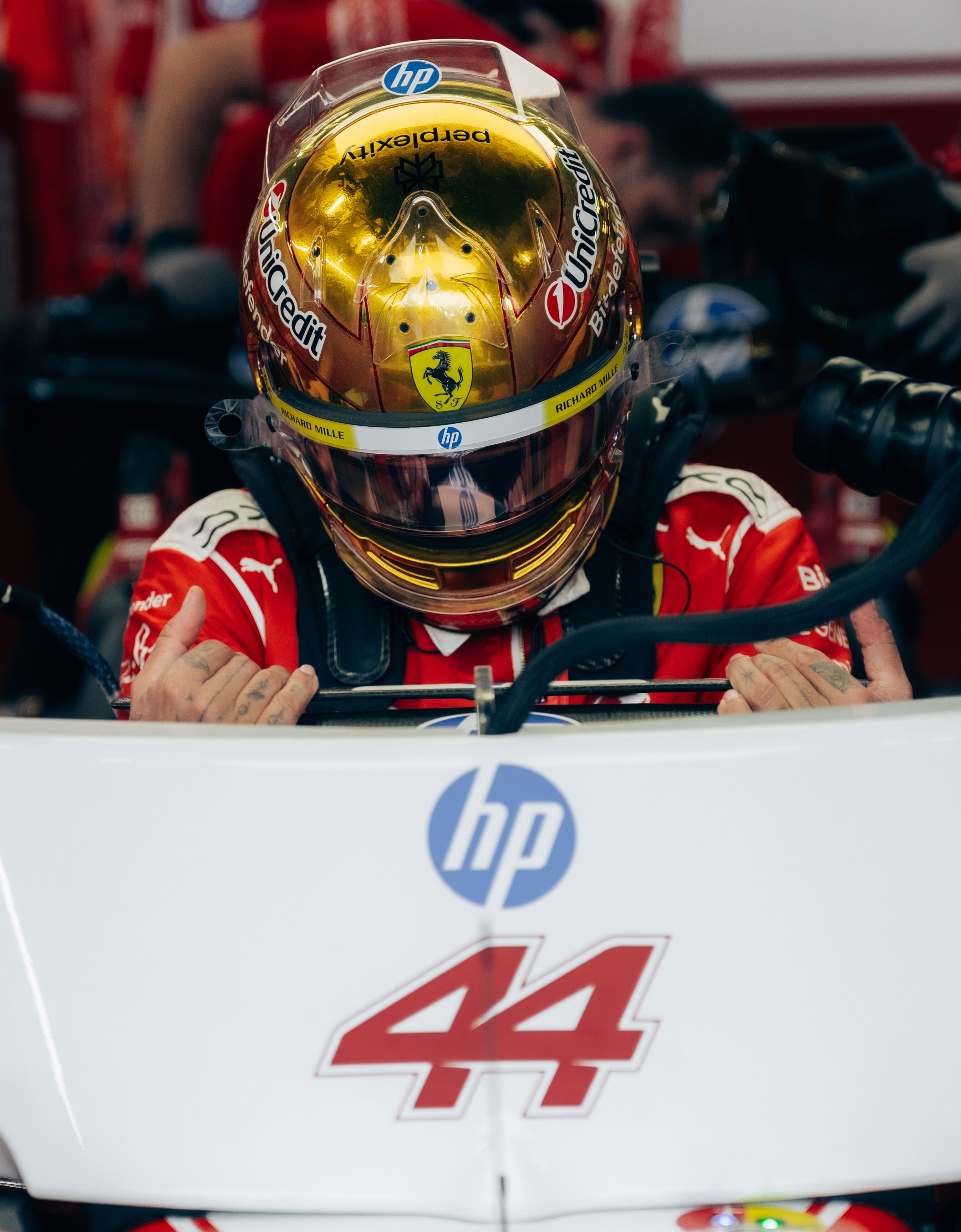 Ferrari Lewis Hamilton 1:1 Special Edition Helmet for the 2026 Singapore Grand Prix Multicolor LS0OT3065EXT0001f