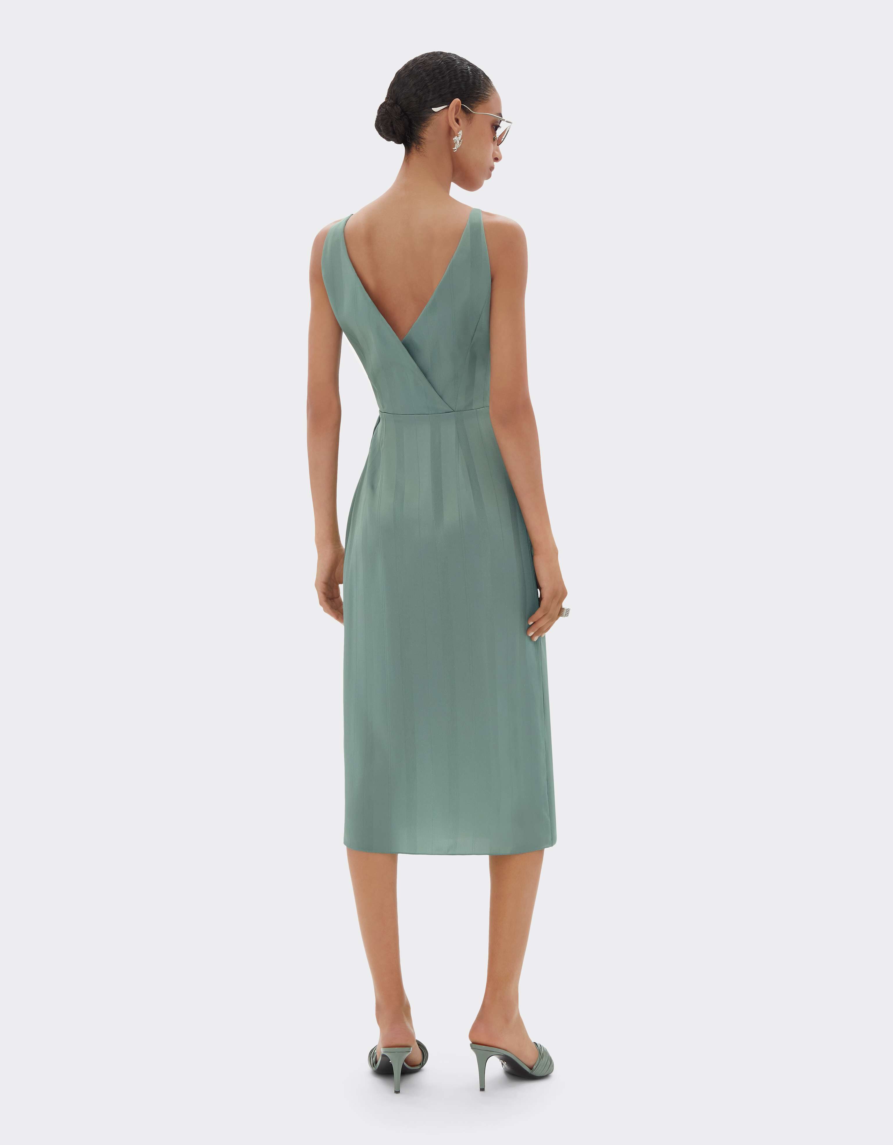 Vestido cruzado de mezcla de seda jacquard con rayas Pekín Ferrari Vestido cruzado de mezcla de seda jacquard con rayas Pekín Salvia CWWDR0019WAC0001f