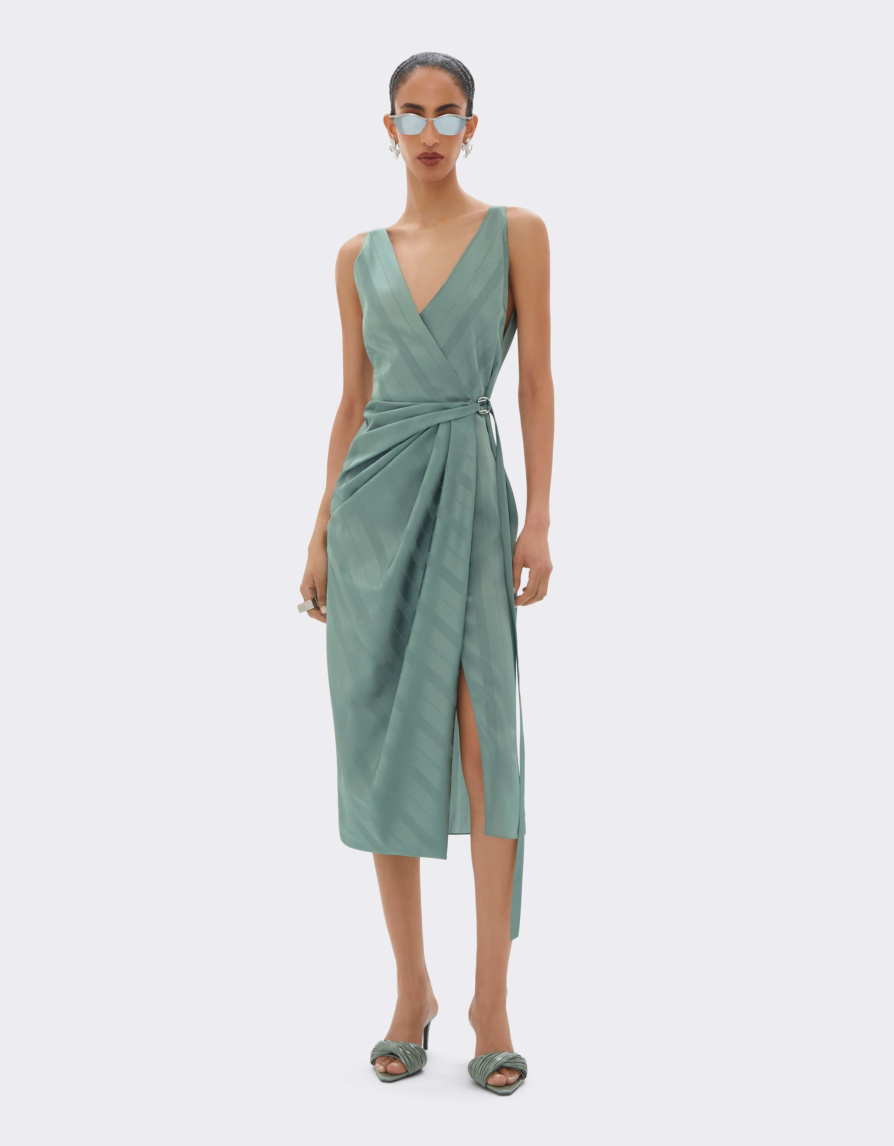 Vestido cruzado de mezcla de seda jacquard con rayas Pekín Ferrari Vestido cruzado de mezcla de seda jacquard con rayas Pekín Salvia CWWDR0019WAC0001f