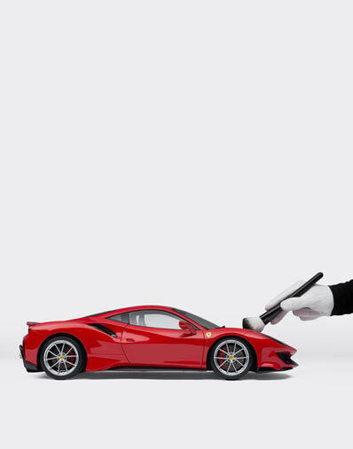 Ferrari Ferrari 488 Pista model in 1:8 scale 红色 L7815f