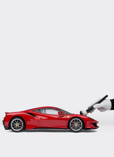 Ferrari 488 Pista model in 1:8 scale Ferrari Ferrari 488 Pista model in 1:8 scale 红色 L7815f