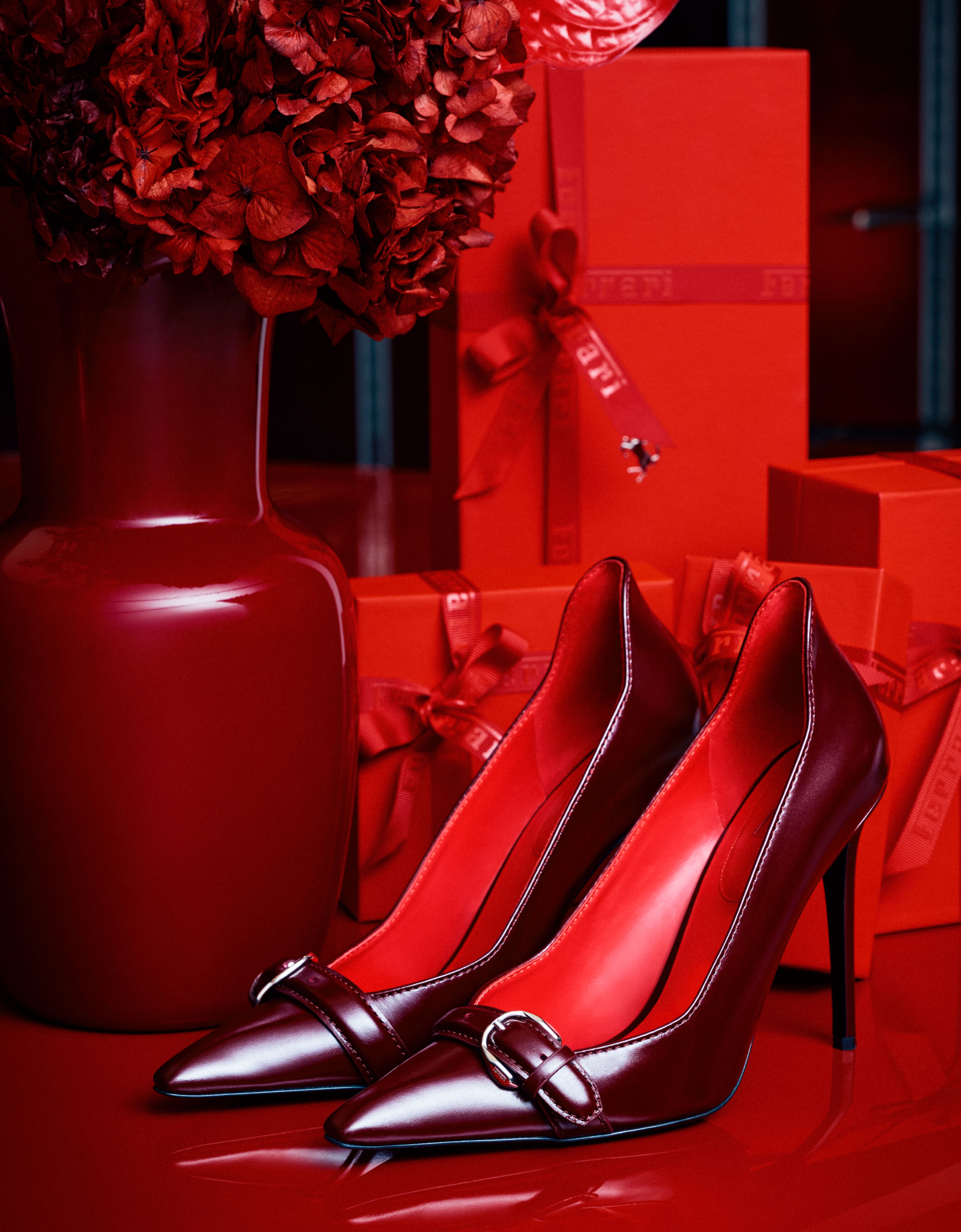 Ferrari 湿水效果亮泽皮革浅口鞋 樱桃色 49388f