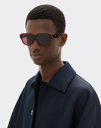 Ferrari sunglasses in transparent burgundy acetate with polarised purple lenses Ferrari Ferrari sunglasses in transparent burgundy acetate with polarised purple lenses Burgundy LA02Nf