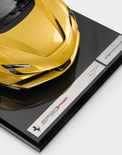 Ferrari SF90 Stradale Spider model in 1:8 scale 金色 F0075f