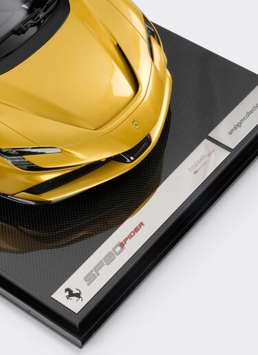 Ferrari SF90 Stradale Spider model in 1:8 scale 金色 F0075f