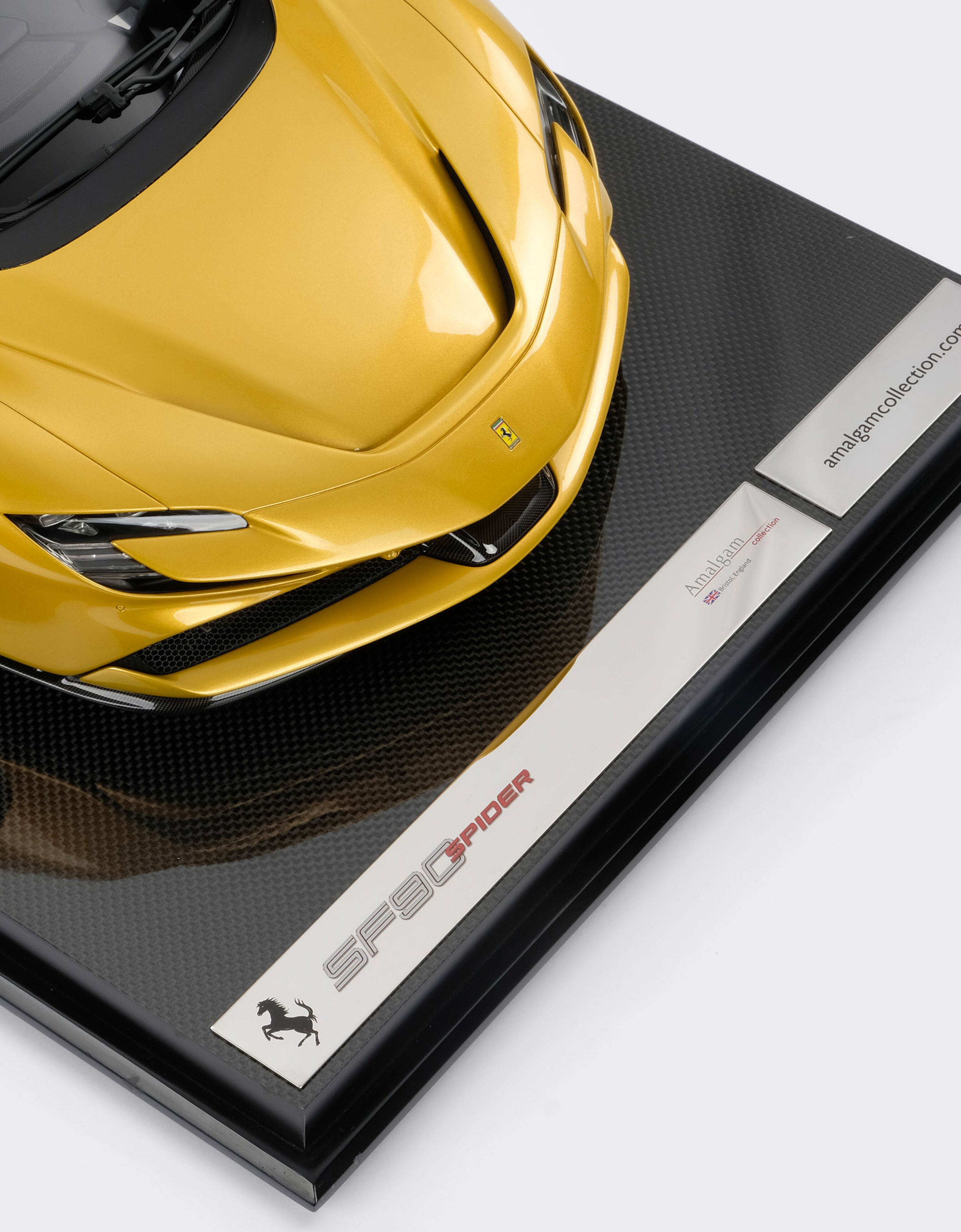 Ferrari SF90 Stradale Spider model in 1:8 scale 金色 F0075f