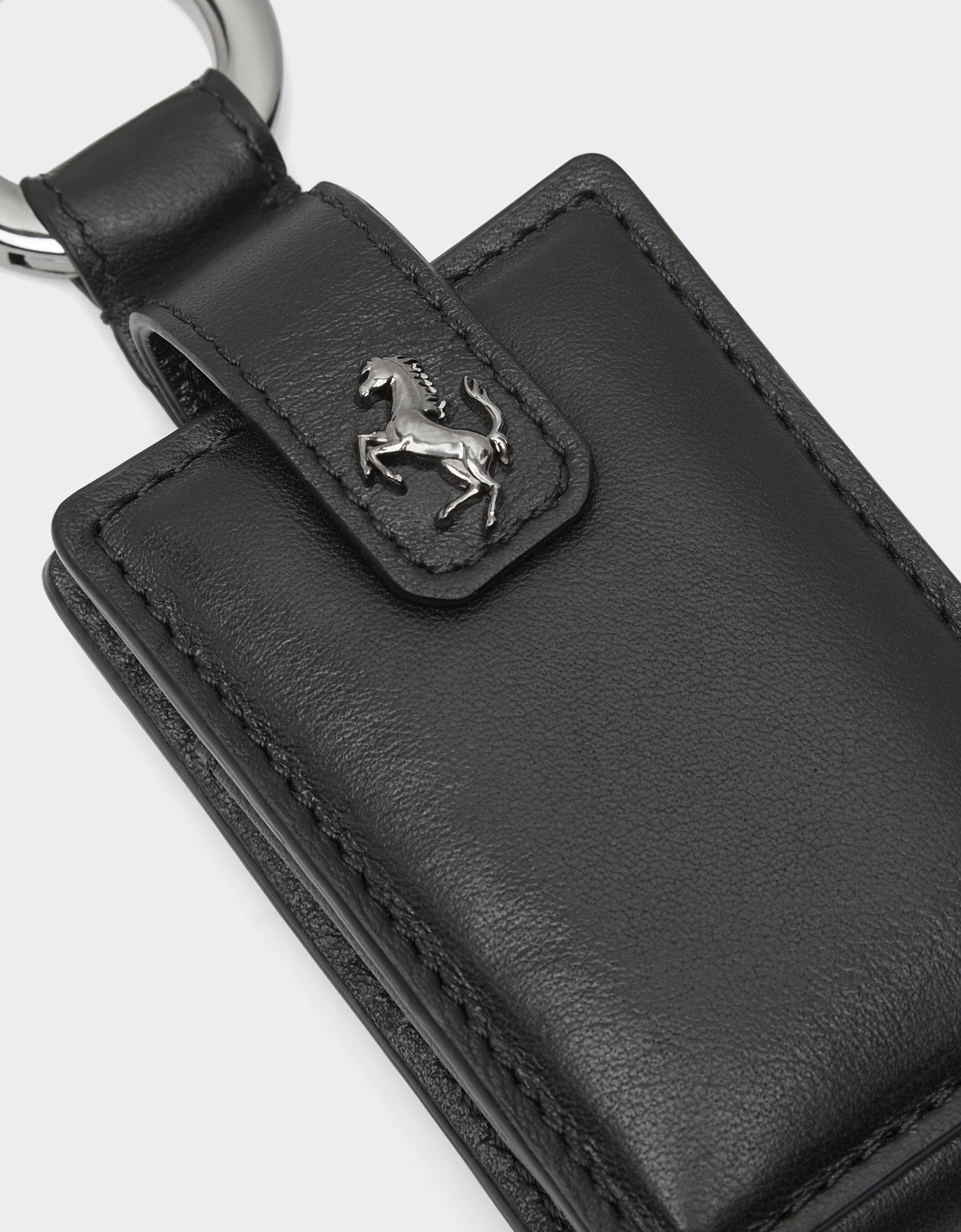 Porte-clés en cuir pour amulette. Ferrari Porte-clés en cuir pour amulette. Noir CPNKH0005YL00005f