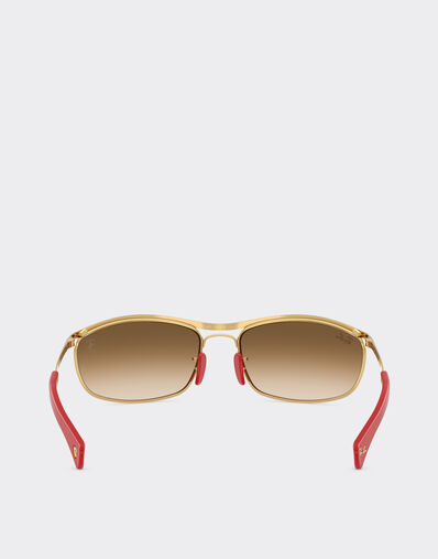 Ferrari Ray-Ban 与 Scuderia Ferrari 联名推出的 RB3819M 金色金属镜框搭配浅棕色渐变镜片 Oro LA0JQf