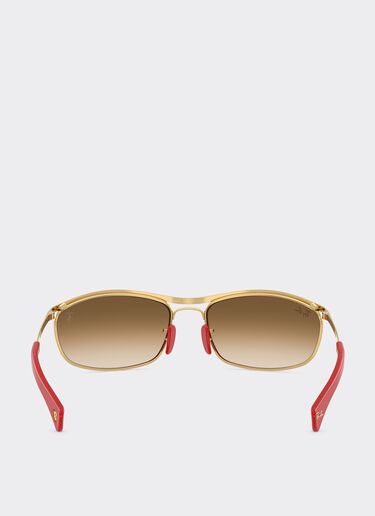 Ferrari Ray-Ban 与 Scuderia Ferrari 联名推出的 RB3819M 金色金属镜框搭配浅棕色渐变镜片 Oro LA0JQf