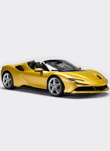 Ferrari SF90 Stradale Spider model in 1:8 scale 金色 F0075f