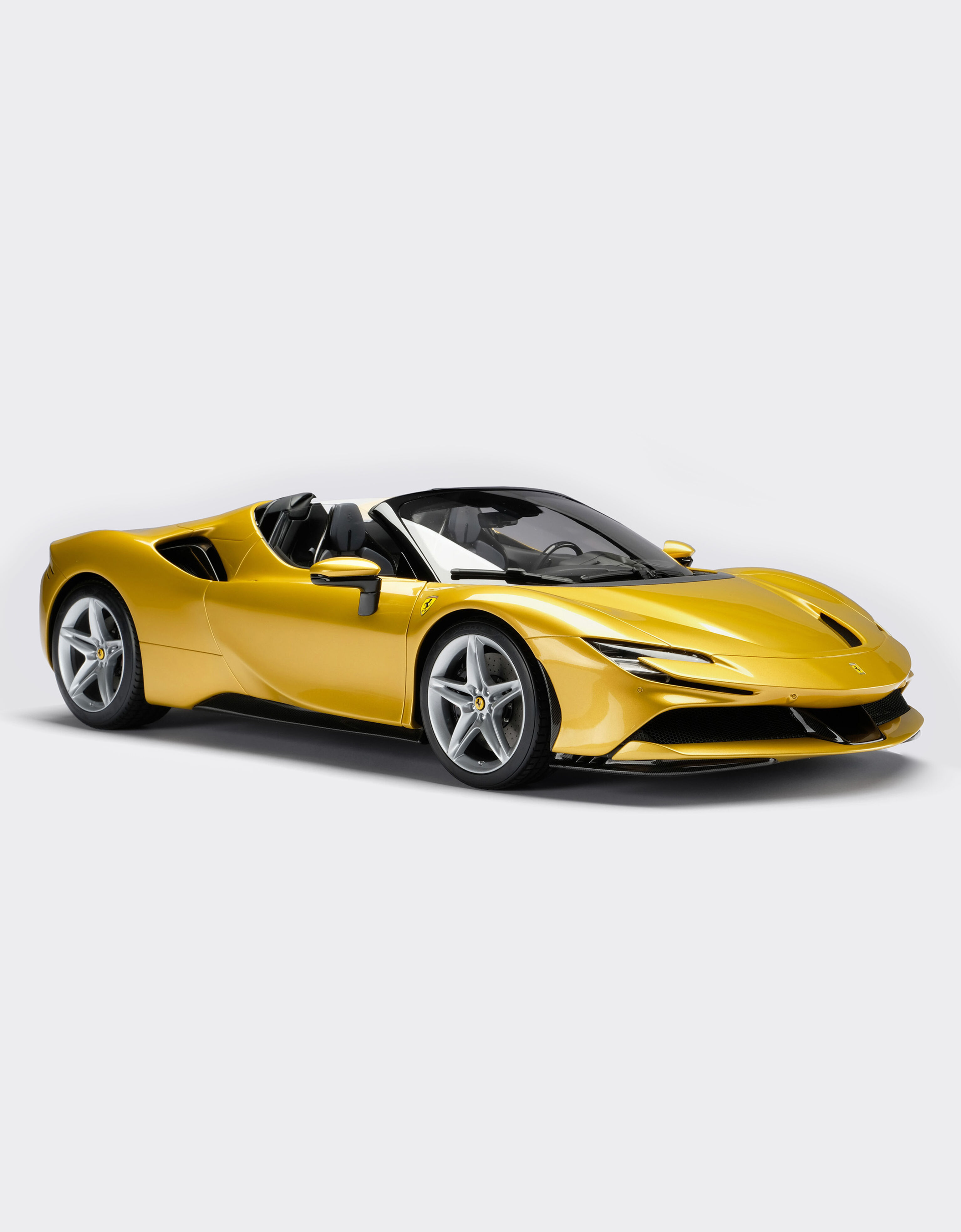 Ferrari SF90 Stradale Spider model in 1:8 scale 金色 F0075f