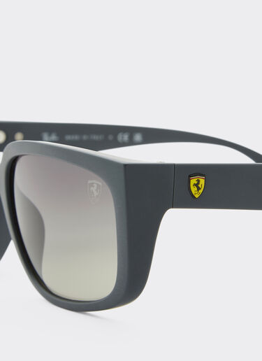 Ferrari 雷朋与法拉利车队合作款 RB4443M 灰色渐变镜片灰色 PEEK 太阳镜 Ingrid F1518f