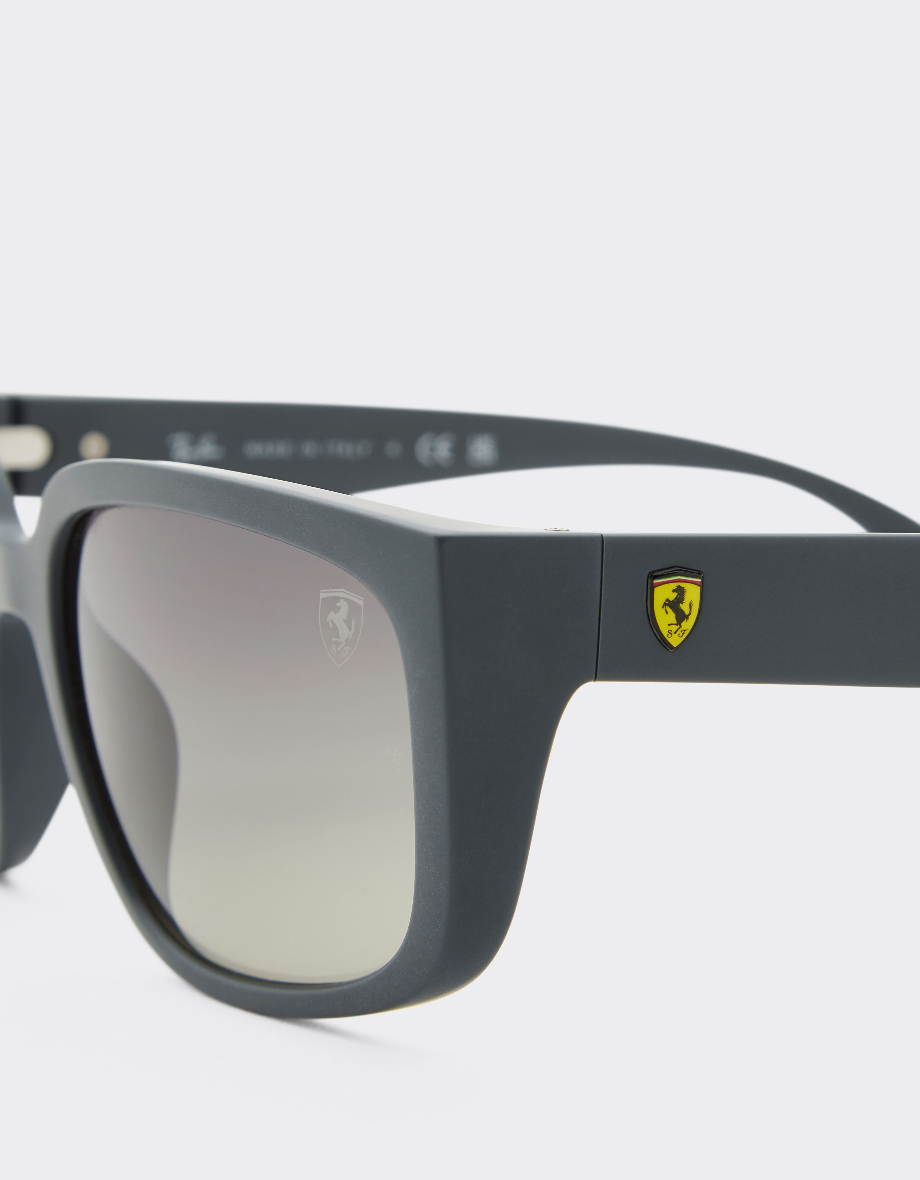 Ferrari 雷朋与法拉利车队合作款 RB4443M 灰色渐变镜片灰色 PEEK 太阳镜 Ingrid F1518f