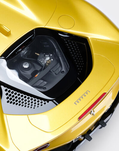 Ferrari SF90 Stradale Spider model in 1:8 scale 金色 F0075f