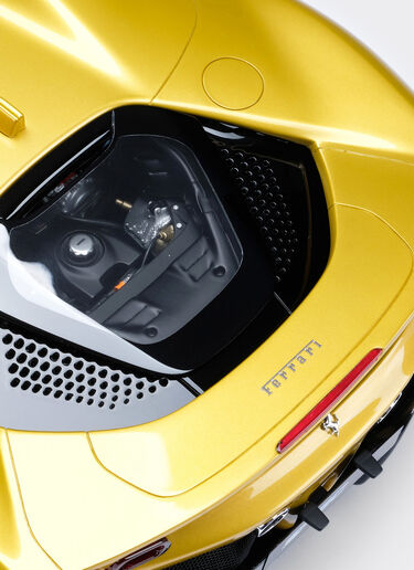 Ferrari SF90 Stradale Spider model in 1:8 scale 金色 F0075f