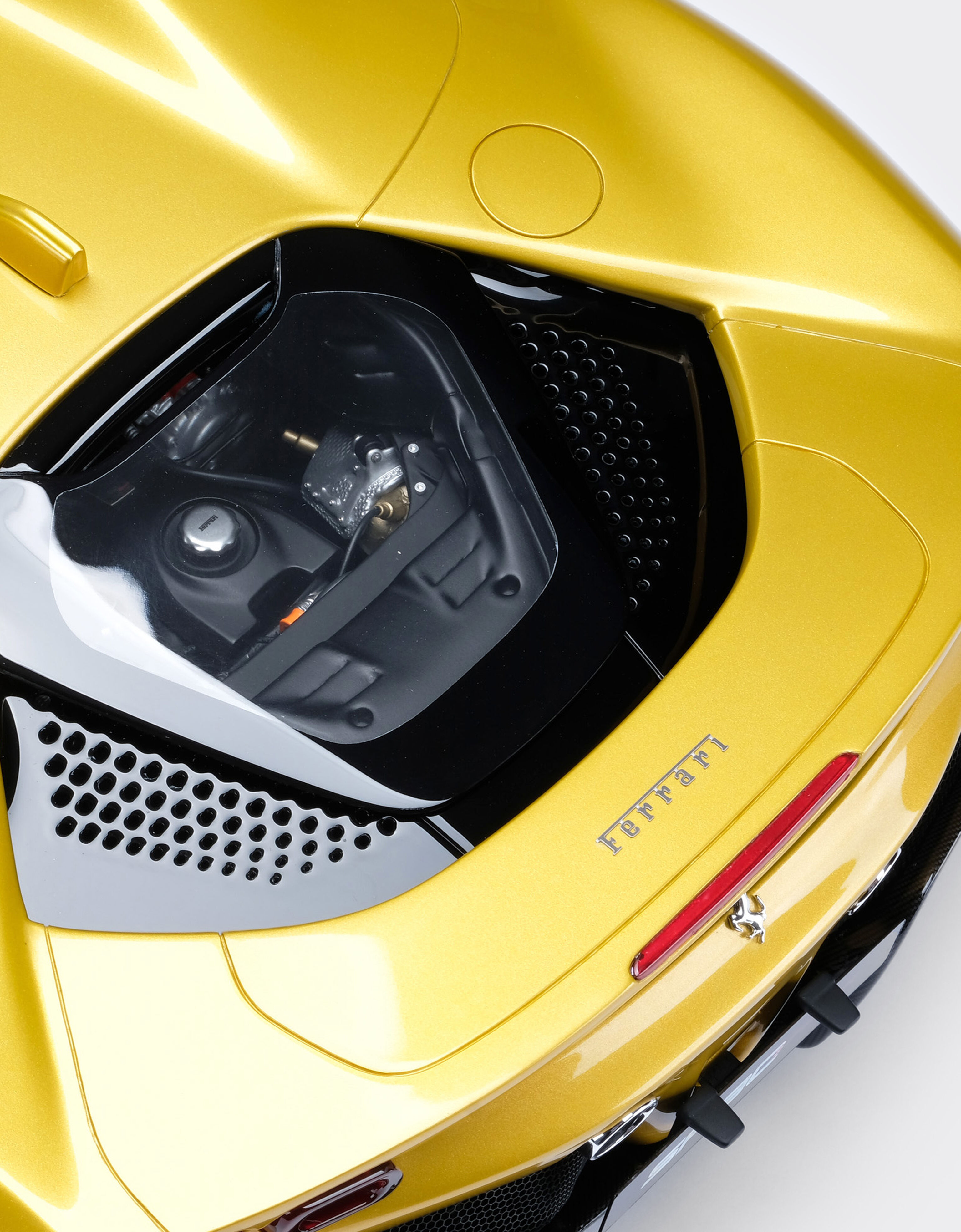 Ferrari SF90 Stradale Spider model in 1:8 scale 金色 F0075f