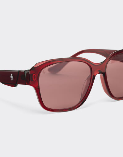 Ferrari sunglasses in transparent burgundy acetate with polarised purple lenses Ferrari Ferrari sunglasses in transparent burgundy acetate with polarised purple lenses Burgundy LA02Nf