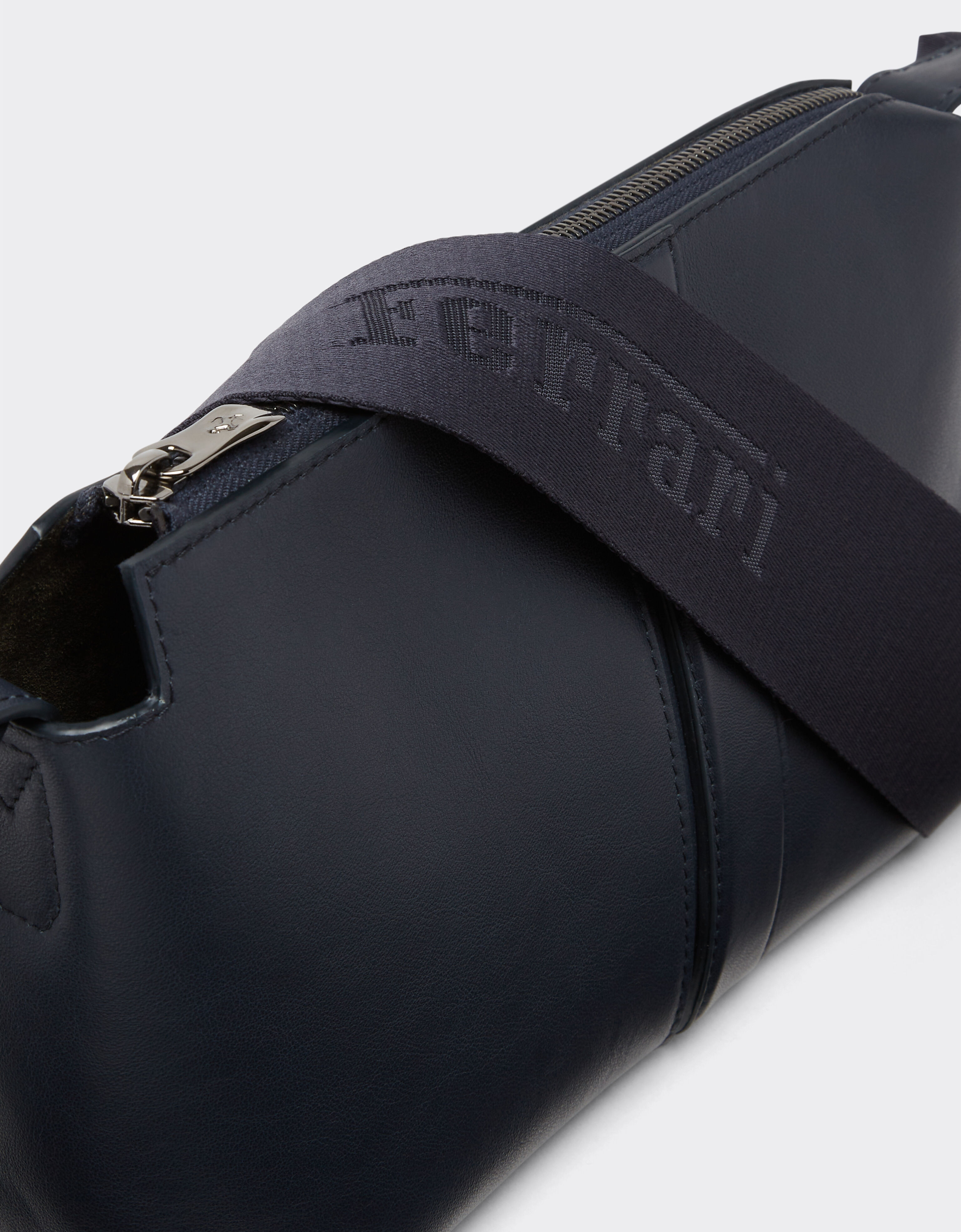 Ferrari 摔纹皮革肩背包 Navy 22123f