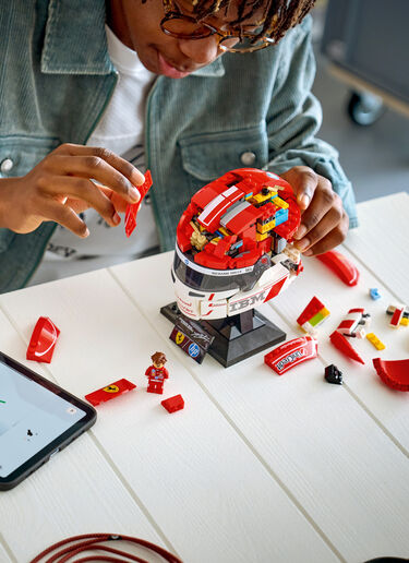 Ferrari LEGO® Editions Scuderia Ferrari HP Display Set – Charles Leclerc Helmet and Minifigure Red LA0TY1228EXT0001f