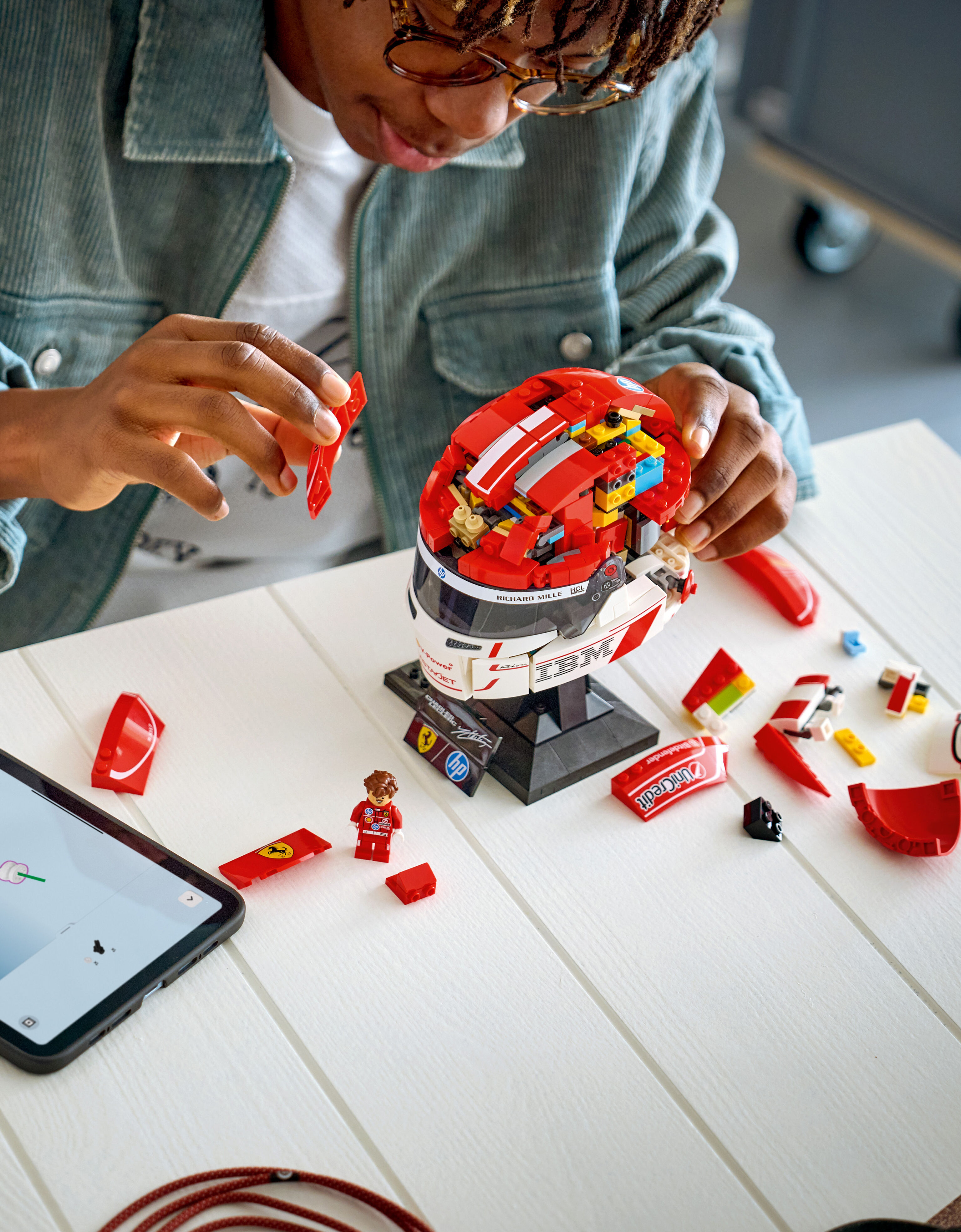 Ferrari LEGO® Editions Scuderia Ferrari HP Display Set – Charles Leclerc Helmet and Minifigure Red LA0TY1228EXT0001f