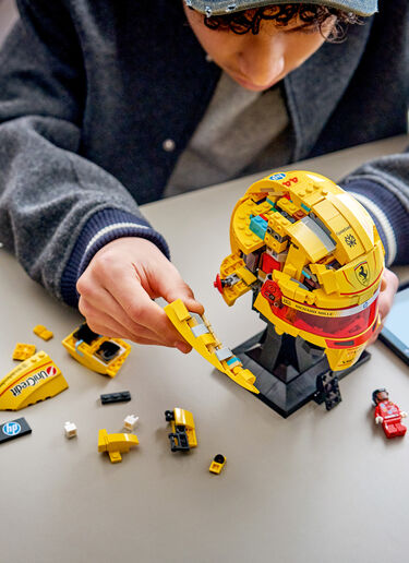 Ferrari LEGO® Editions Scuderia Ferrari HP Display Set – Lewis Hamilton Helmet and Minifigure Yellow LA0TY1229EXT0001f