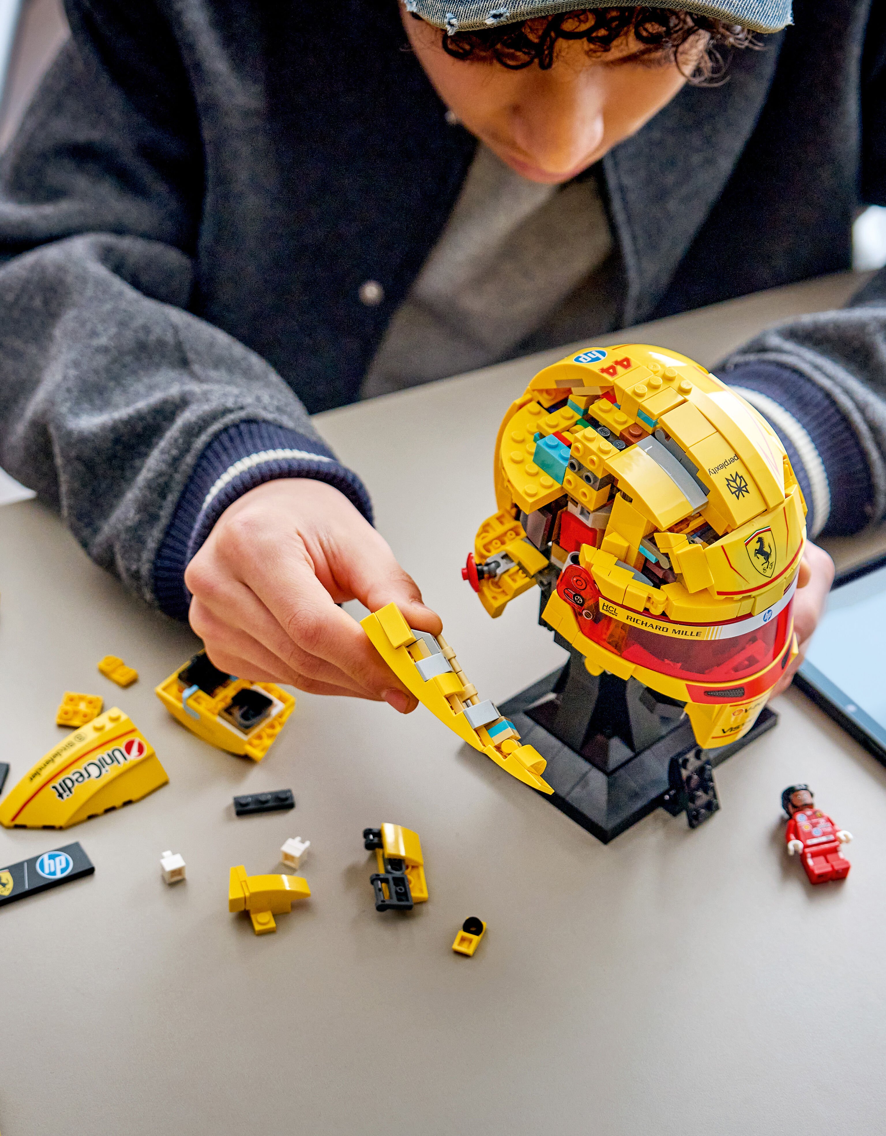 Ferrari LEGO® Editions Scuderia Ferrari HP Display Set – Lewis Hamilton Helmet and Minifigure Yellow LA0TY1229EXT0001f