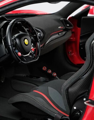 Ferrari Ferrari 488 Pista model in 1:8 scale 红色 L7815f