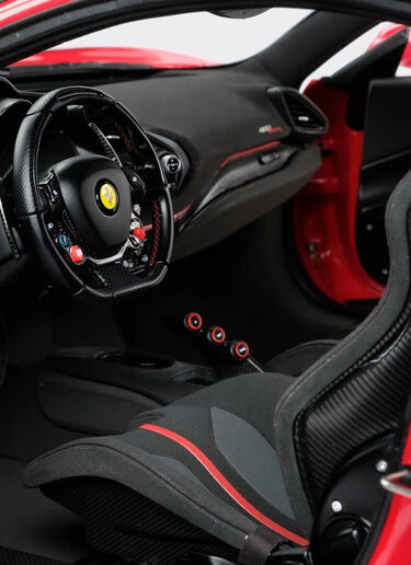 Ferrari 488 Pista model in 1:8 scale Ferrari Ferrari 488 Pista model in 1:8 scale 红色 L7815f