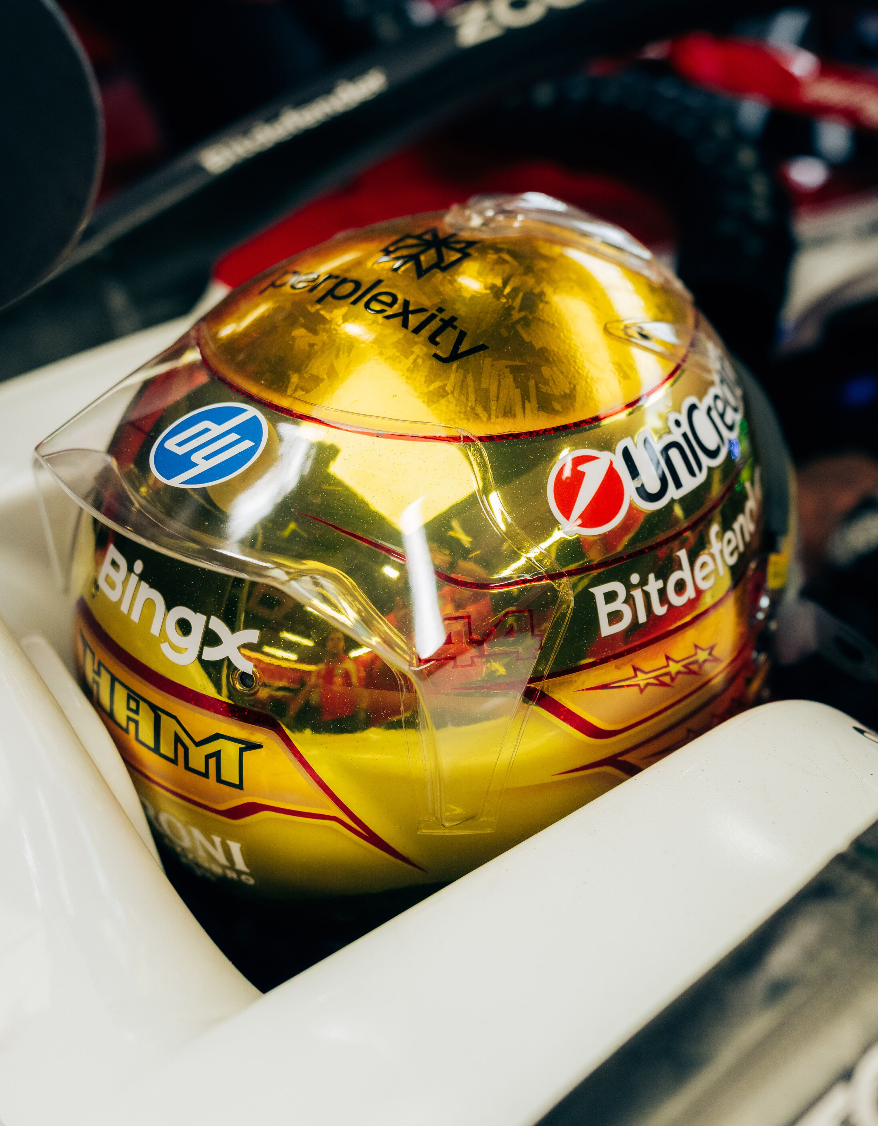Ferrari Lewis Hamilton 1:1 Special Edition Helmet for the 2026 Singapore Grand Prix Multicolor LS0OT3065EXT0001f