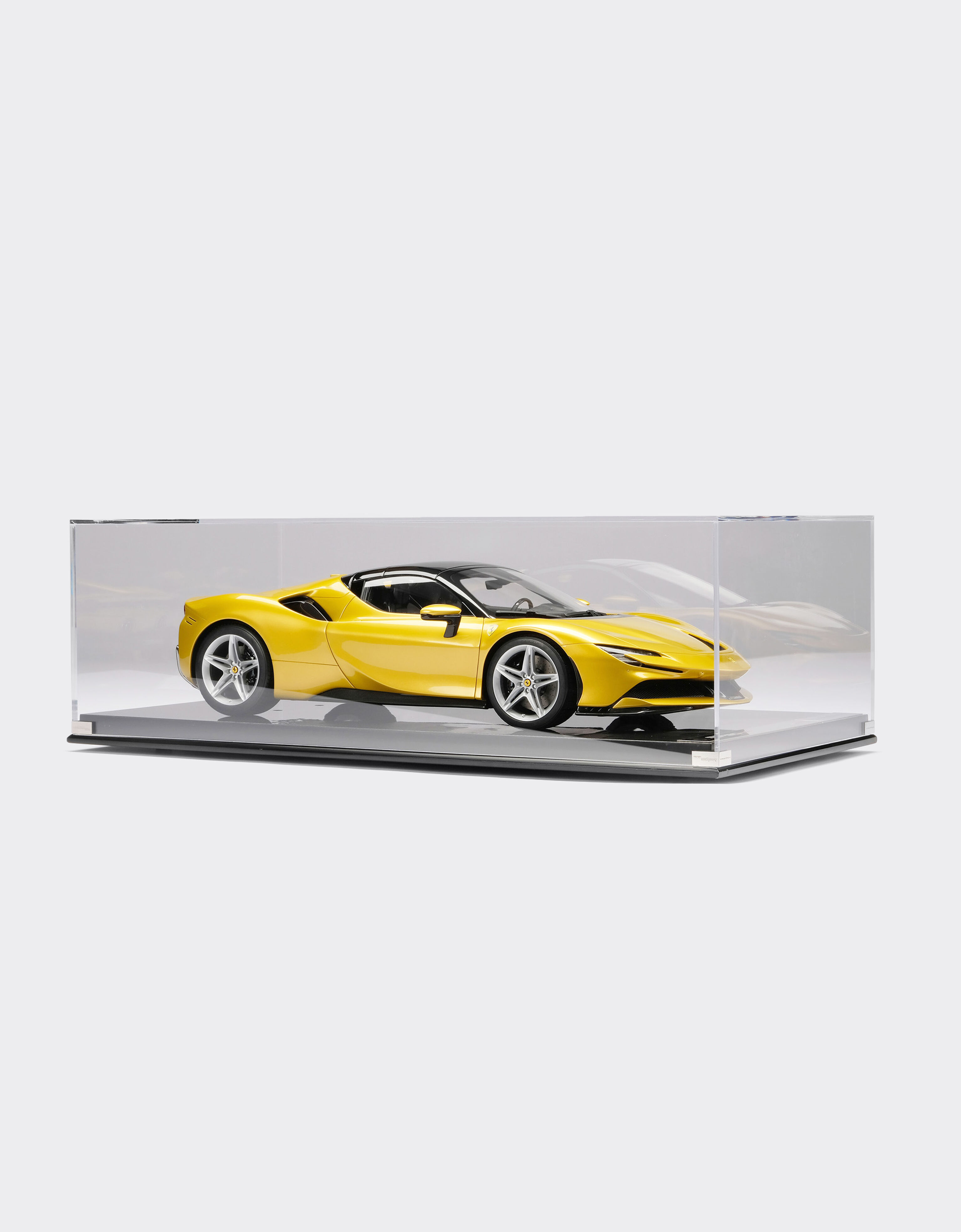 Ferrari SF90 Stradale Spider model in 1:8 scale 金色 F0075f
