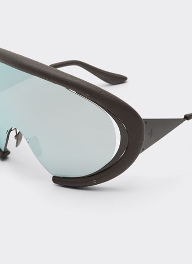 Ferrari Ferrari sunglasses in antique tar-colored brushed metal and dark brown leather with mirrored silvermask Marrone Scuro LA0LMf