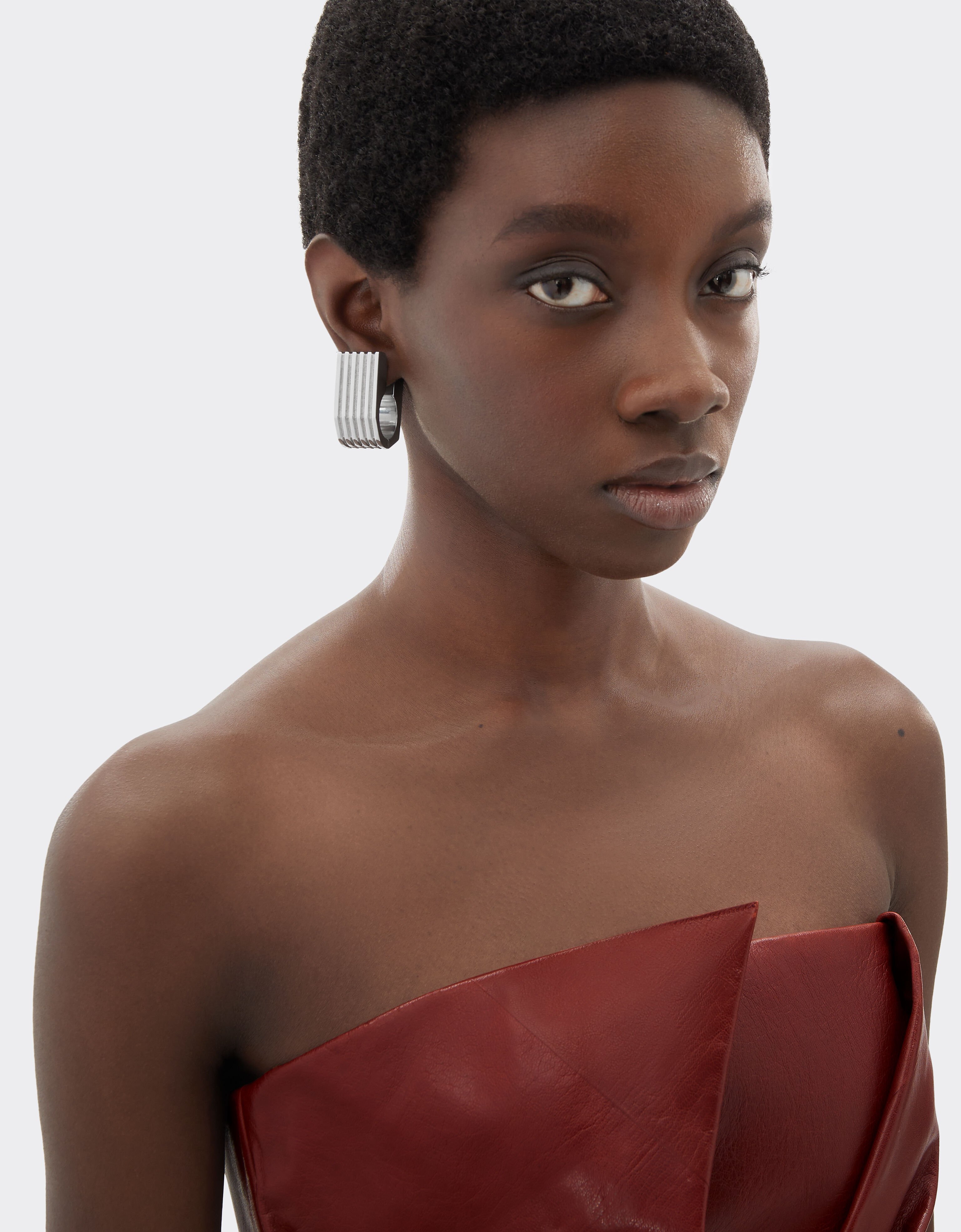 Ferrari 带纹理金属耳环 Cromo Lucido 51342f