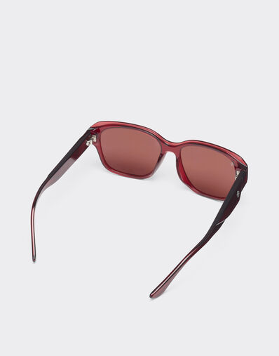 Ferrari sunglasses in transparent burgundy acetate with polarised purple lenses Ferrari Ferrari sunglasses in transparent burgundy acetate with polarised purple lenses Burgundy LA02Nf