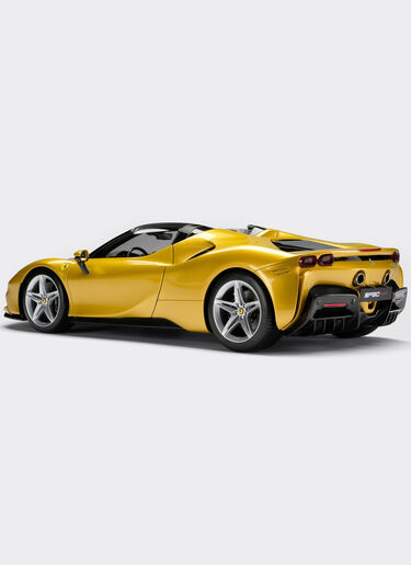Ferrari SF90 Stradale Spider model in 1:8 scale 金色 F0075f