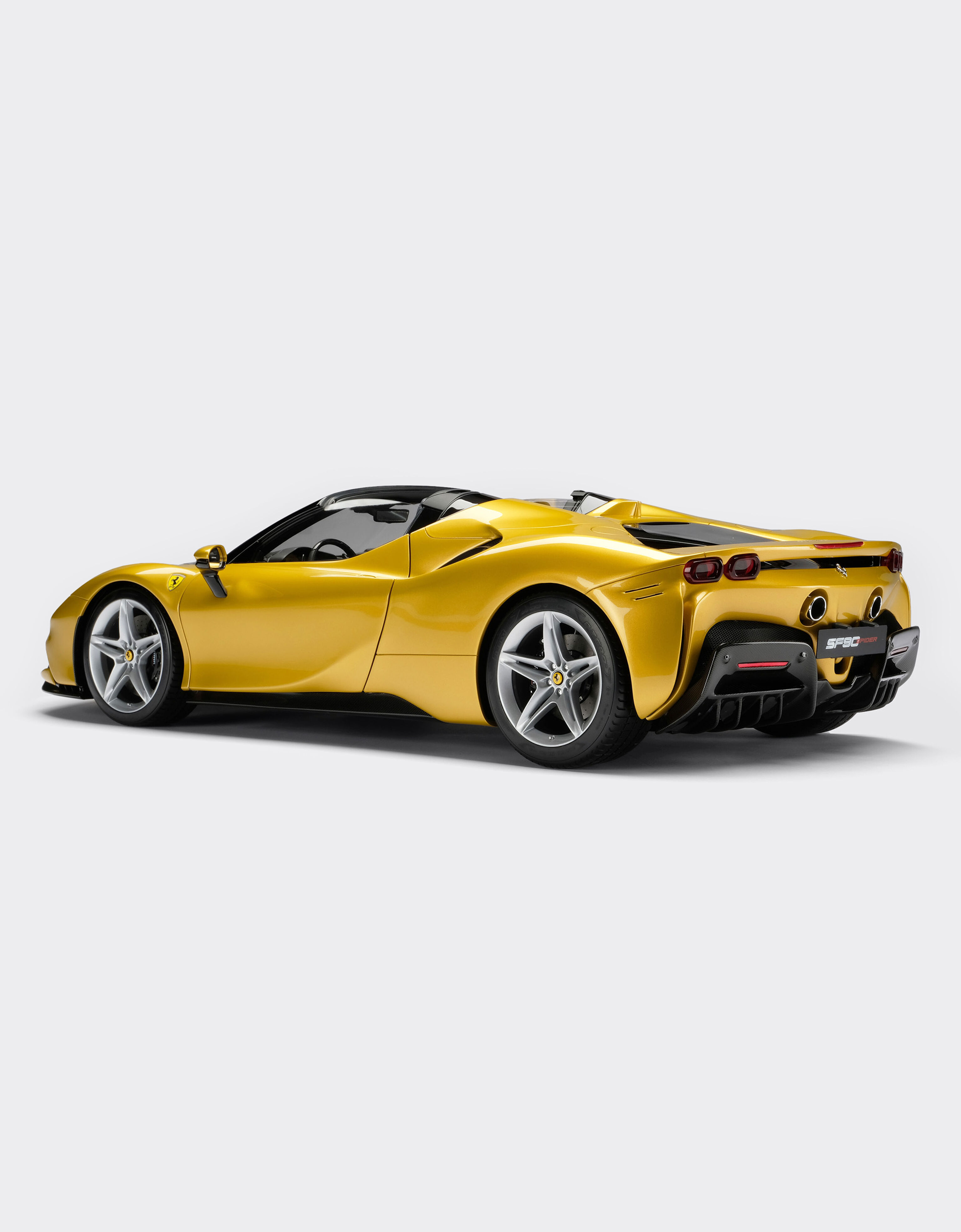 Ferrari SF90 Stradale Spider model in 1:8 scale 金色 F0075f