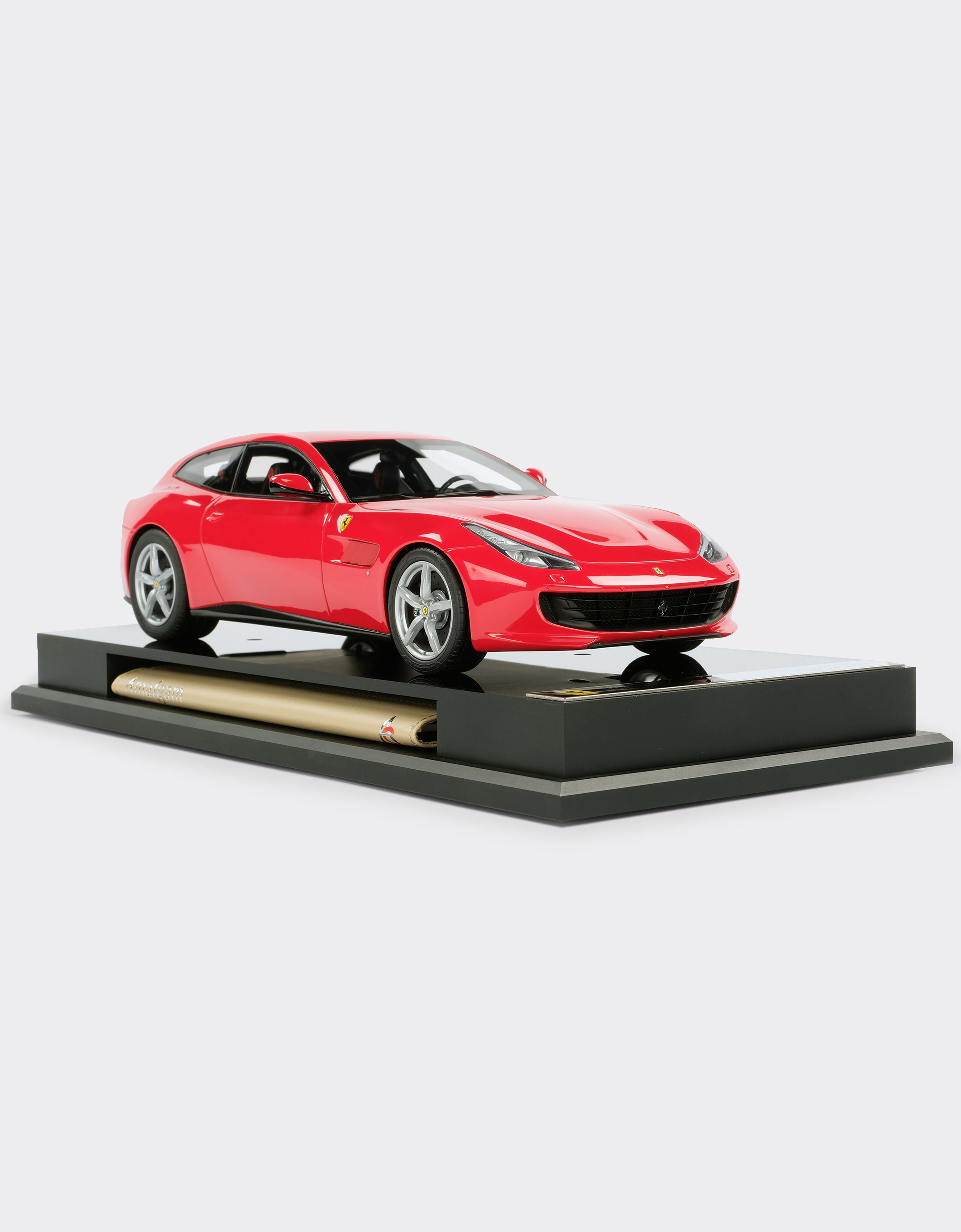 Ferrari Ferrari GTC4Lusso model in 1:18 scale 红色 L7596f