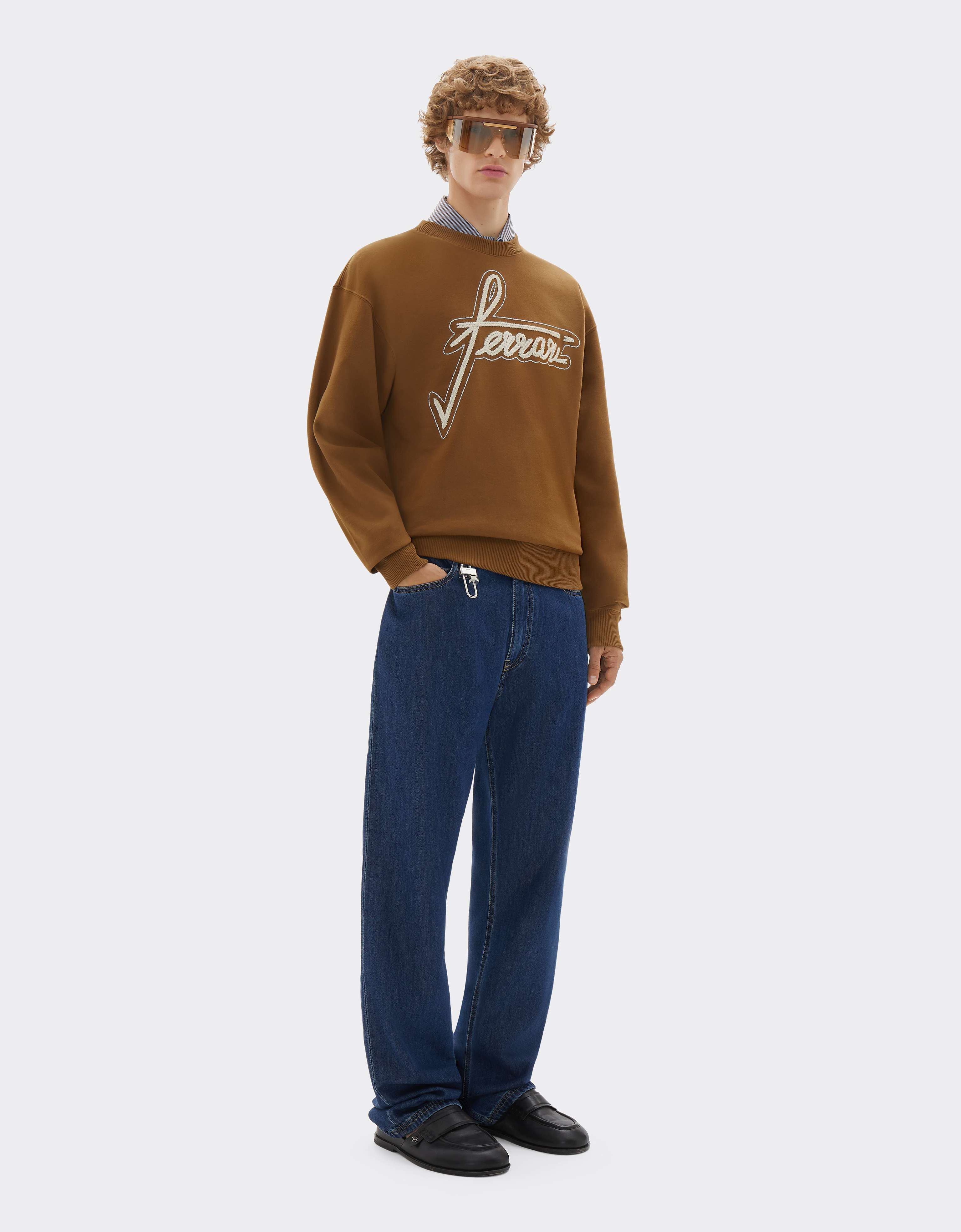 Sweat à col rond avec broderie Ferrari Ferrari Sweat à col rond avec broderie Ferrari Caffè CJMSW0036JCO0046f