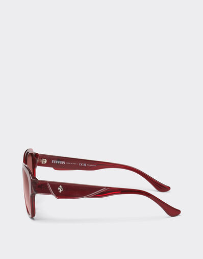 Ferrari sunglasses in transparent burgundy acetate with polarised purple lenses Ferrari Ferrari sunglasses in transparent burgundy acetate with polarised purple lenses Burgundy LA02Nf