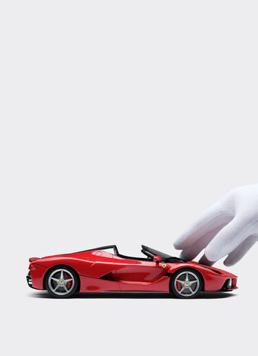 LaFerrari Aperta model in 1:18 scale Ferrari LaFerrari Aperta model in 1:18 scale 多色 L7595f
