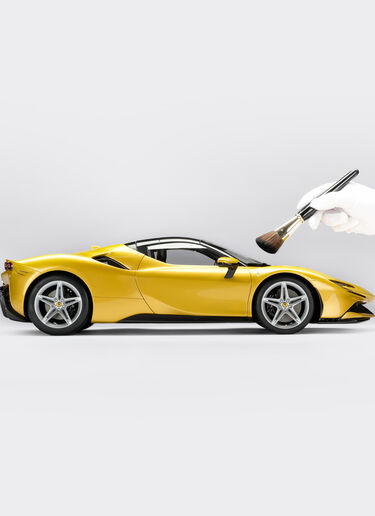 Ferrari SF90 Stradale Spider model in 1:8 scale 金色 F0075f