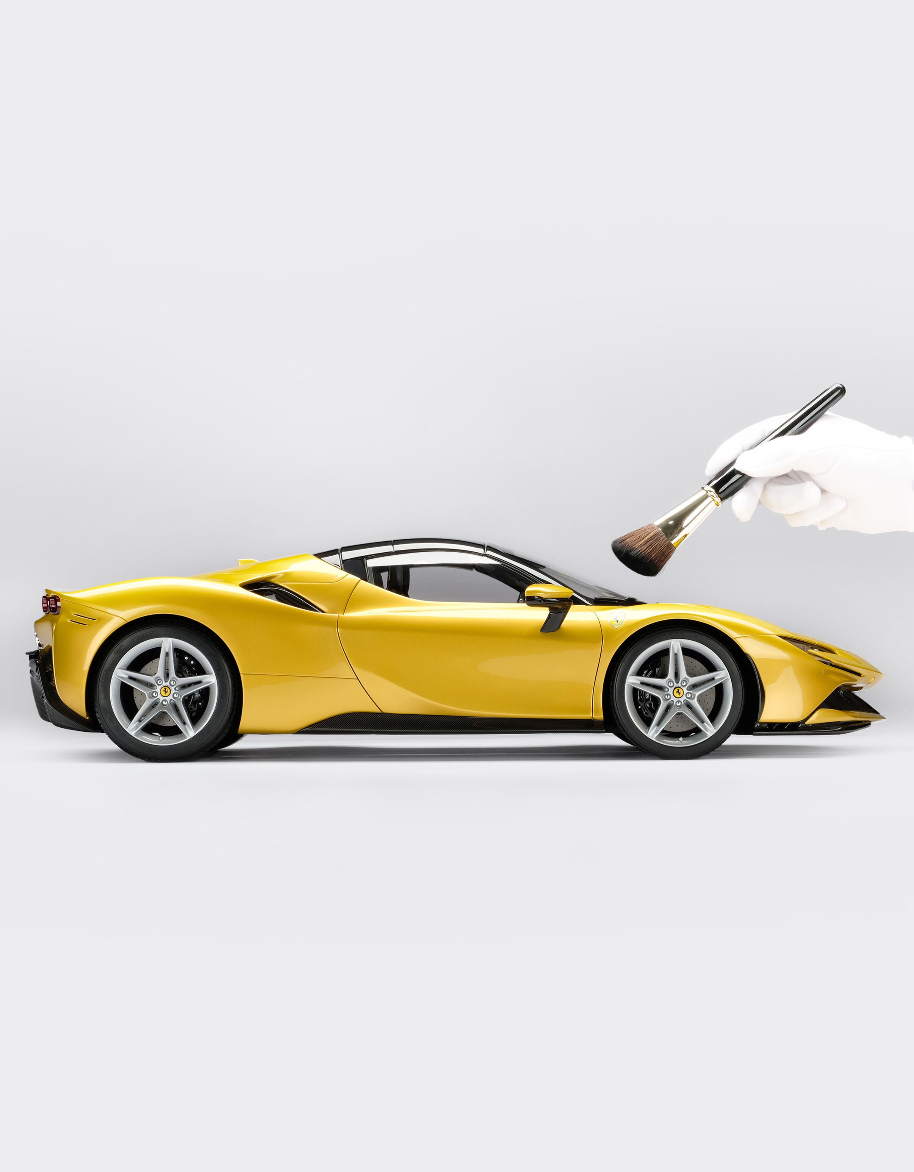 Ferrari SF90 Stradale Spider model in 1:8 scale 金色 F0075f