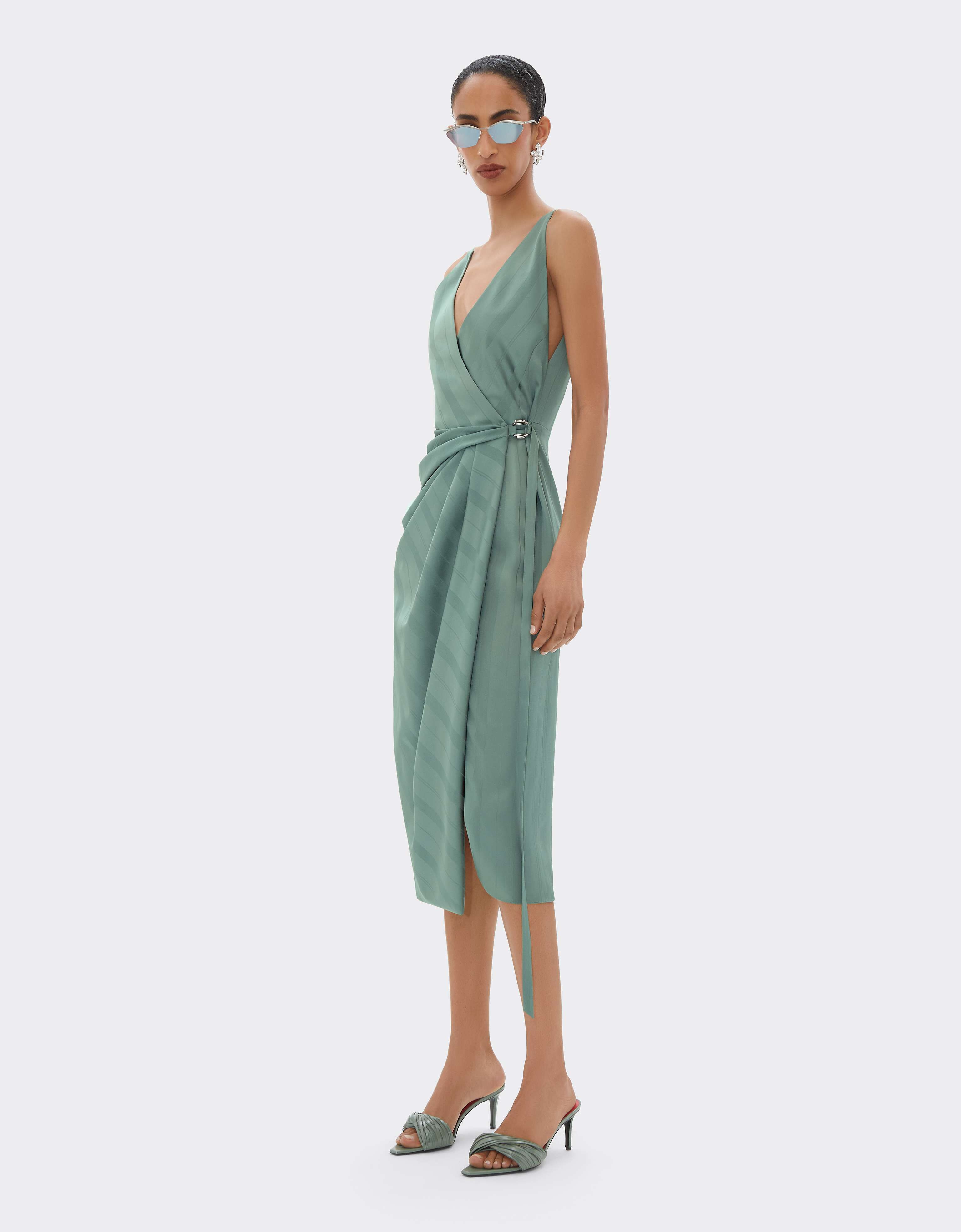 Vestido cruzado de mezcla de seda jacquard con rayas Pekín Ferrari Vestido cruzado de mezcla de seda jacquard con rayas Pekín Salvia CWWDR0019WAC0001f