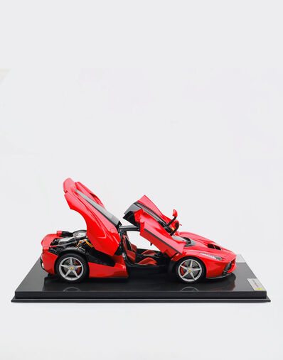 Ferrari LaFerrari model in 1:8 scale Red L2993f