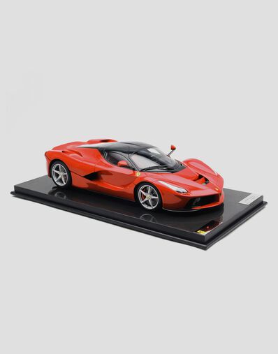 Ferrari LaFerrari model in 1:8 scale Red L2993f