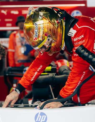 Ferrari Lewis Hamilton 1:1 Special Edition Helmet for the 2026 Singapore Grand Prix Multicolor LS0OT3065EXT0001f